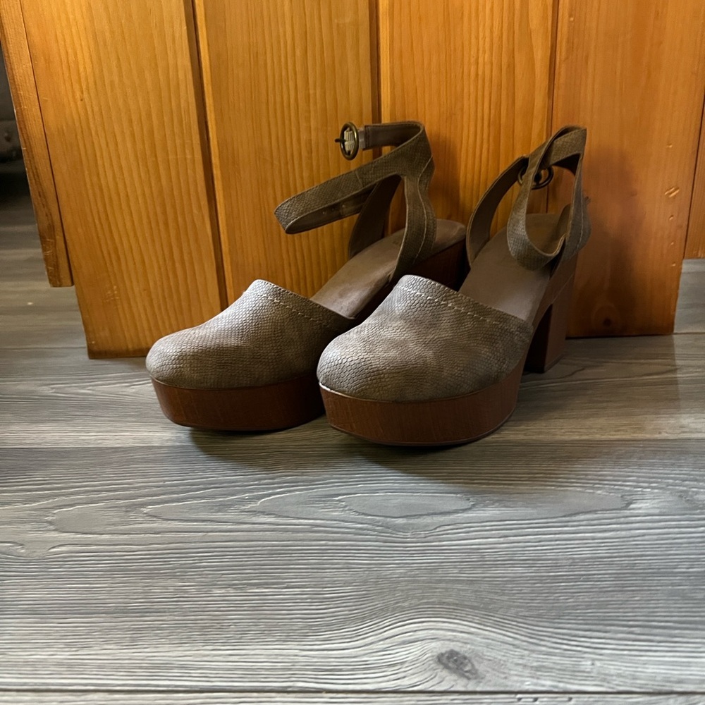 White Mountain Taupe Platform Heels